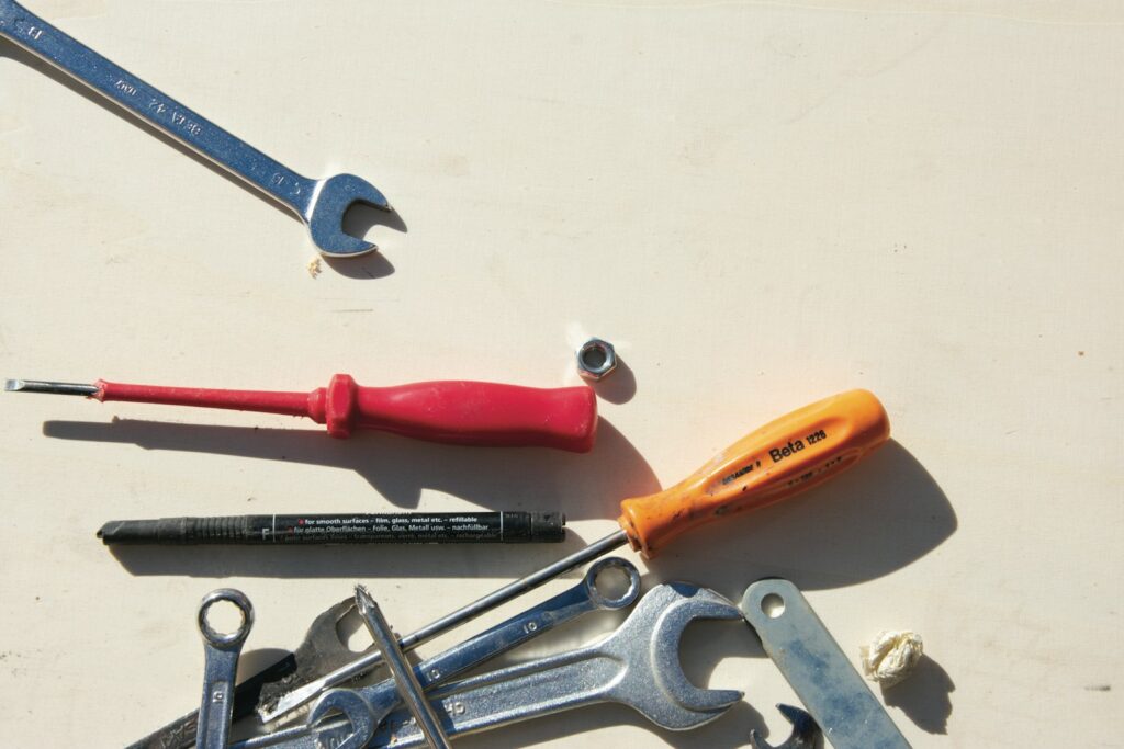What tools do I need to lay laminate flooring